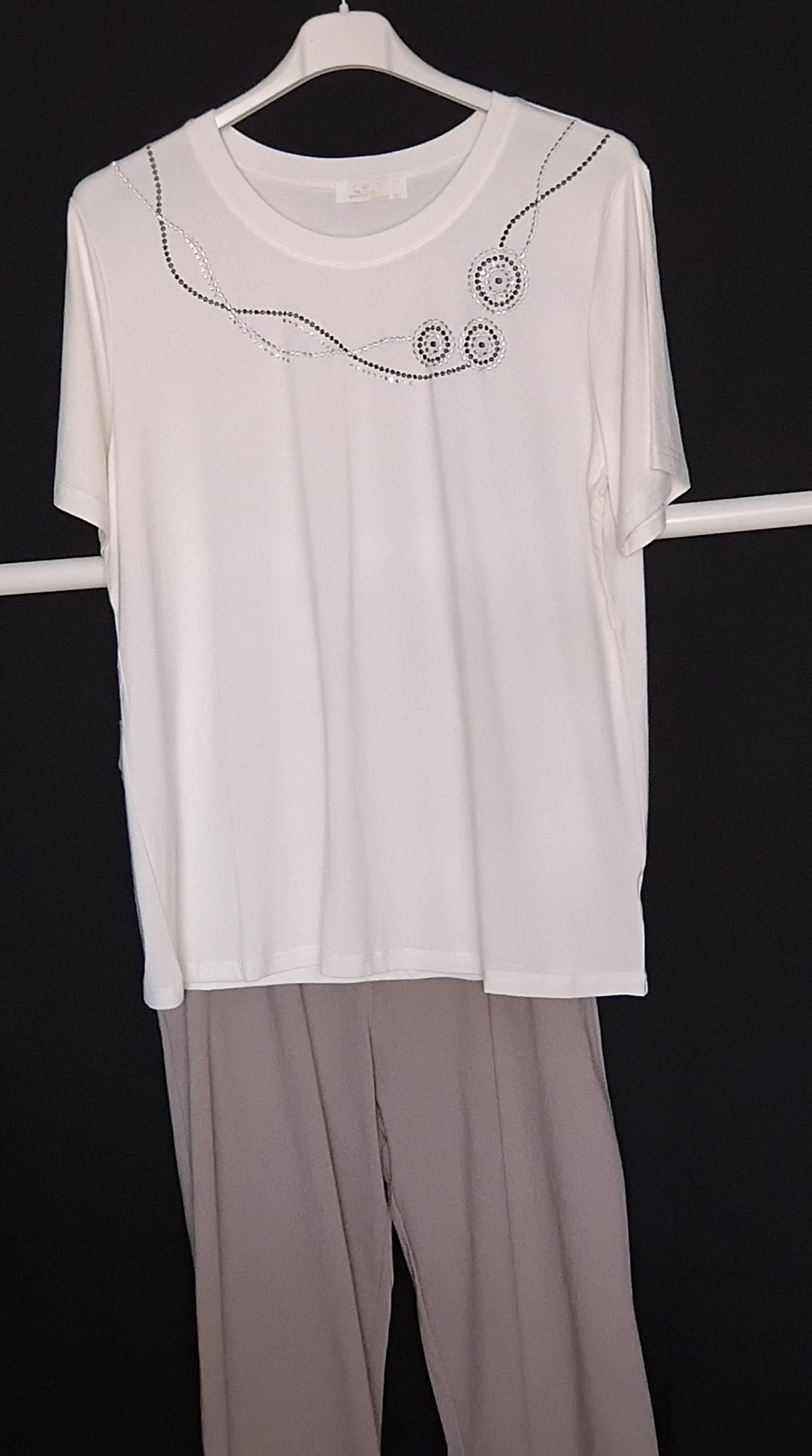 T-shirt blanc · Col rond · Broderie gris perle et argenté · M-L / XL-XXL