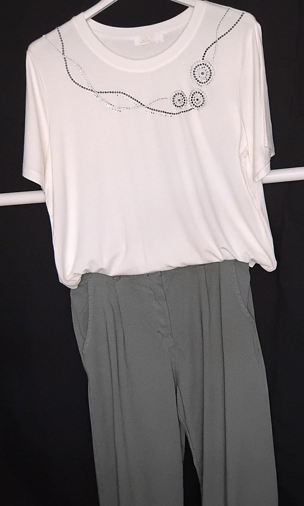 T-shirt blanc · Col rond · Broderie gris perle et argenté · M-L / XL-XXL
