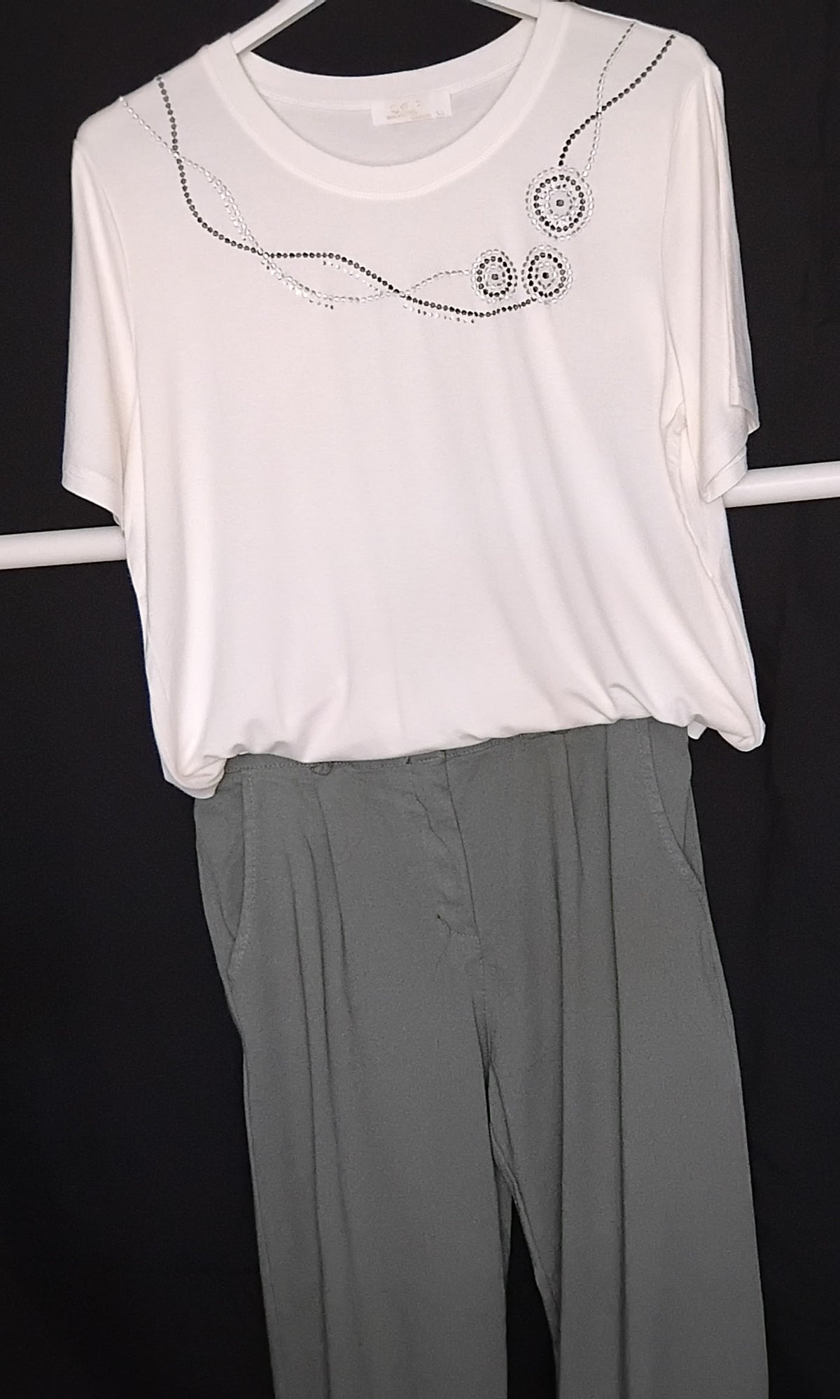 T-shirt blanc · Col rond · Broderie gris perle et argenté · M-L / XL-XXL