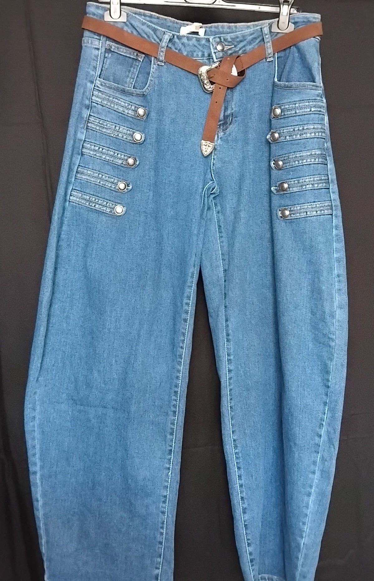 Jean bleu coupe carotte - détail boutons façon militaire - XL