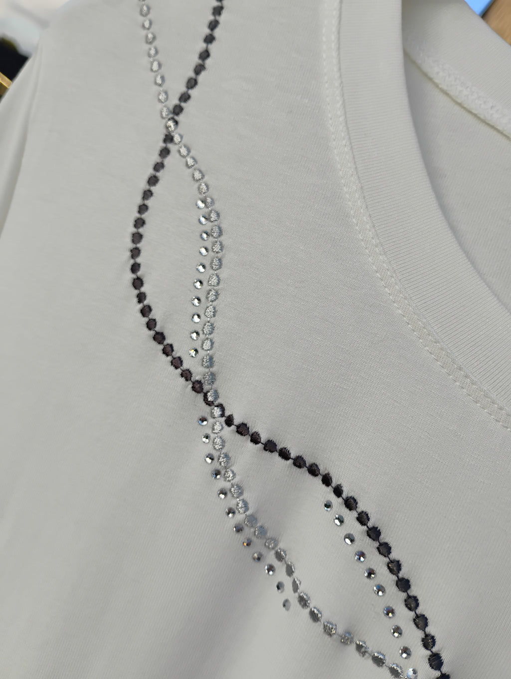 T-shirt blanc · Col rond · Broderie gris perle et argenté · M-L / XL-XXL