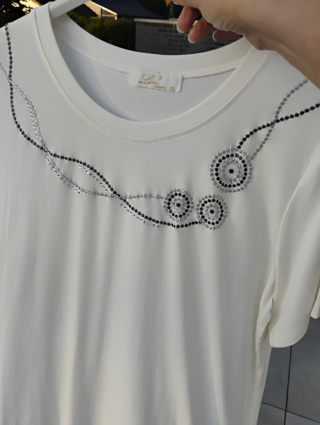 T-shirt blanc · Col rond · Broderie gris perle et argenté · M-L / XL-XXL