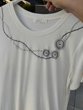 T-shirt blanc · Col rond · Broderie gris perle et argenté · M-L / XL-XXL
