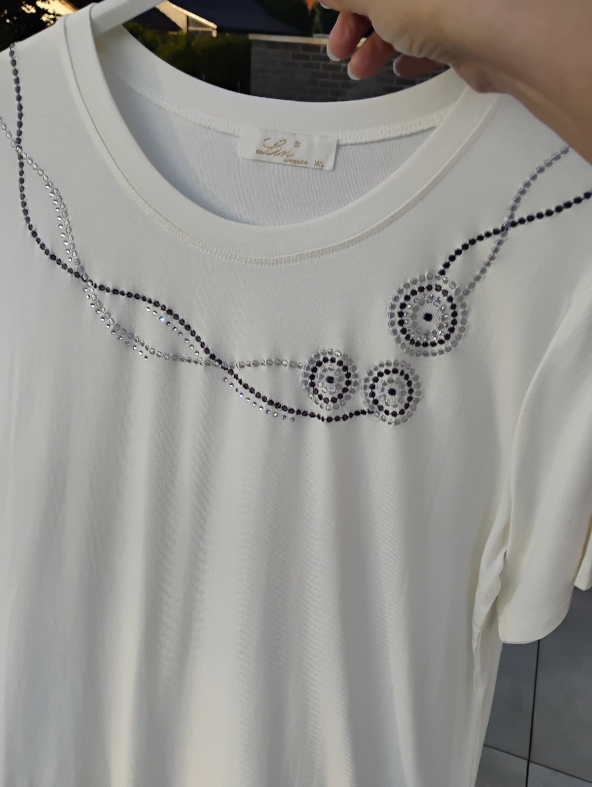 T-shirt blanc · Col rond · Broderie gris perle et argenté · M-L / XL-XXL