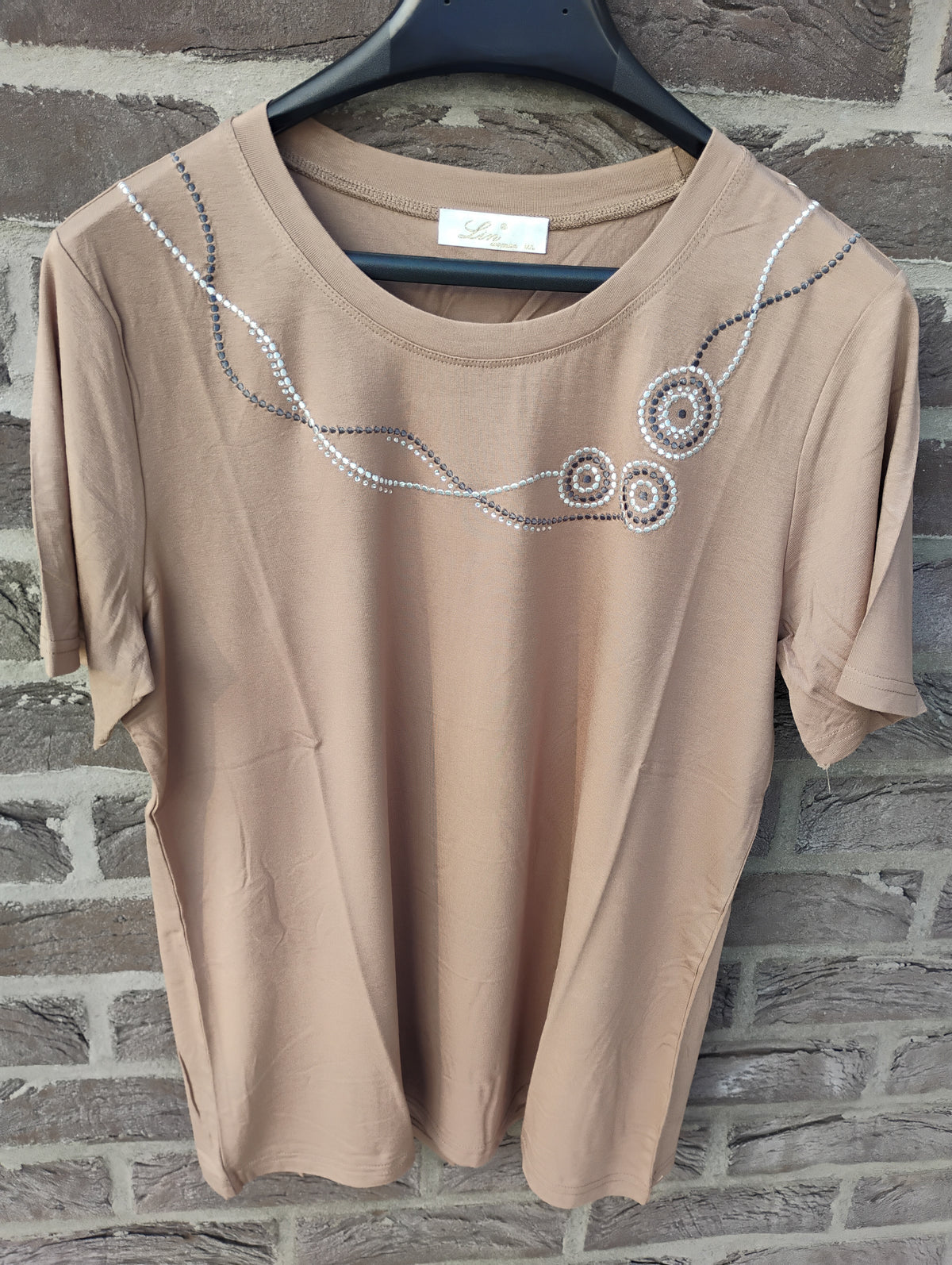 T-shirt camel · Col rond · Broderie écru et gris · M-L / XL-XXL