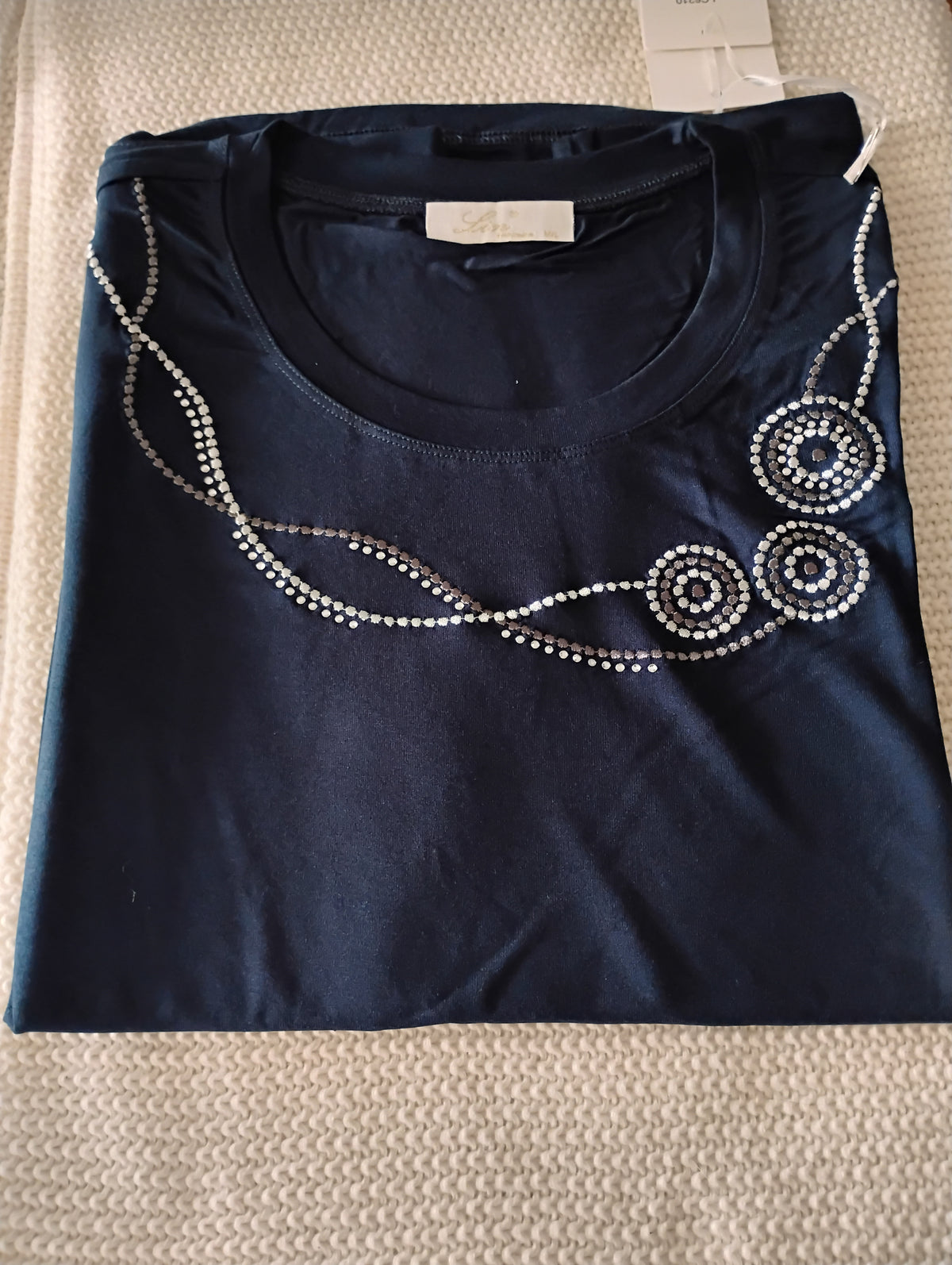 T-shirt bleu marine · Col rond · Broderie écru et gris · M-L / XL-XXL
