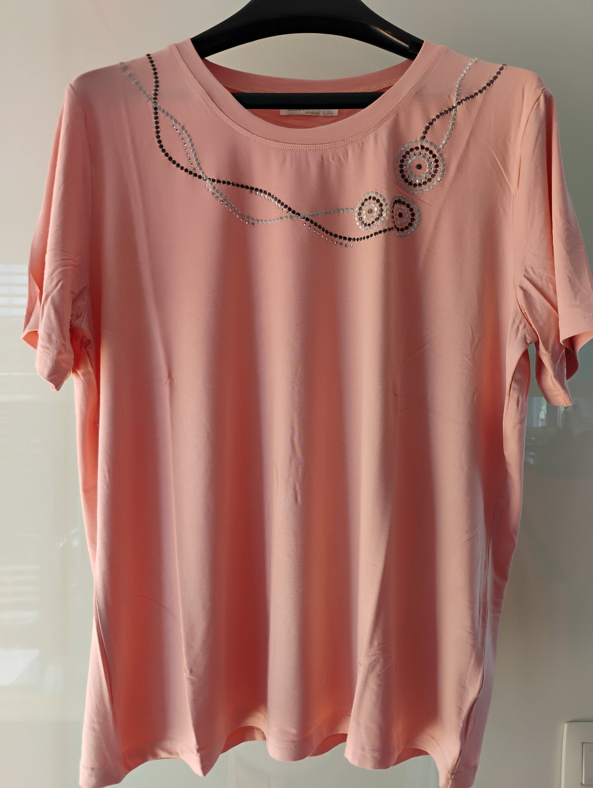 T-shirt rose · Col rond · Broderie écru et gris · XL-XXL