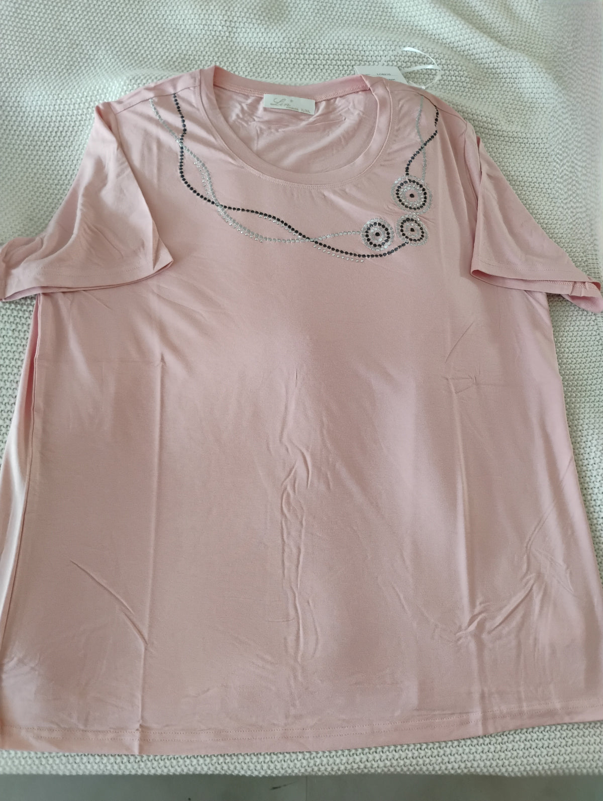 T-shirt rose · Col rond · Broderie écru et gris · XL-XXL