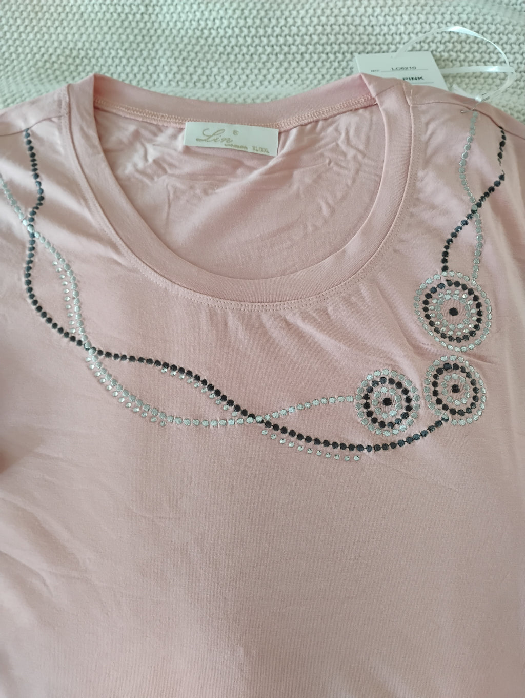 T-shirt rose · Col rond · Broderie écru et gris · XL-XXL