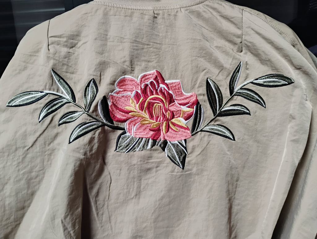 Blouson bomber brodé · Broderie florale au dos · 3 couleurs